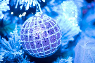 Renkli oyuncaklarla süslenmiş Noel ağacı, yeni yıl tatili konsepti 