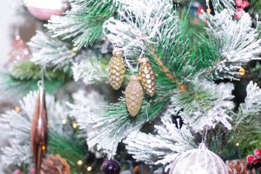 Renkli oyuncaklarla süslenmiş Noel ağacı, yeni yıl tatili konsepti 