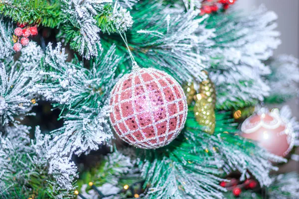 Vánoční Stromeček Zdobený Barevnými Hračkami Nový Rok Dovolená Koncept — Stock fotografie