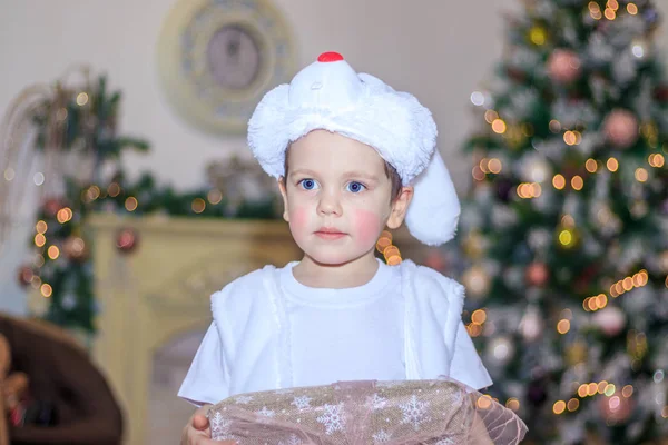 圣诞树下的小男孩 新年和圣诞节 年幼的孩子 兔子服装 树上的灯 Flank 圣诞装饰 — 图库照片