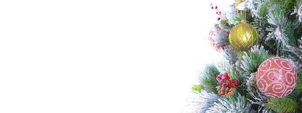 Julleksaker hängande på julgran vit bakgrund. inredning. Julgransdekoration. Placera under texten. Det nya årets fana. bollen hänger på en gren av en gran. — Stockfoto