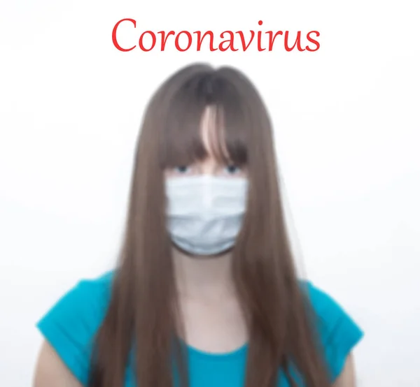 Coronavirus. Ragazza su sfondo bianco con una maschera. L'articolo parla di virus. Articolo sui coronavirus. La Cina. Salute e medicina . — Foto Stock
