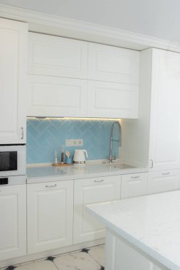 Güzel beyaz mutfak. Modern tarz. Dairenin dekorunu. Sağlam ahşap mutfak. Modern mutfak dolgusu. Rusya, Saint Petersburg 09 Şubat 2020