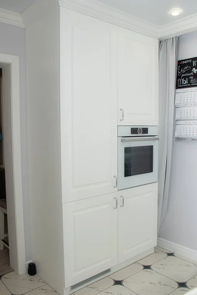 Dapur putih yang indah. Gaya modern. Dekorasi dari apartemen. Dapur kayu padat. Isian dapur modern. Rusia, Saint Petersburg 09 Februari 2020 — Stok Foto