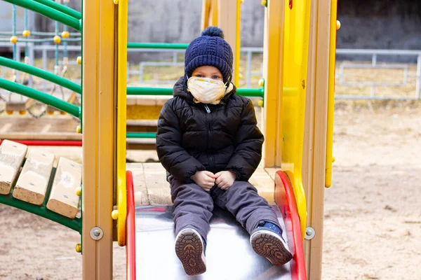 Een Jongen Speelplaats Met Een Masker Gezondheid Coronavirus Medisch Masker — Stockfoto