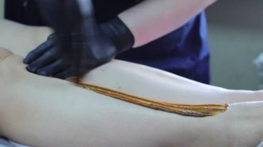 Ayaklarına şeker sürüyorum. Kozmetoloji. Spa tesisleri. Ayaklarının güzel pürüzsüz teni. Saç kesimi. Efendinin eli şekerleme yapar. .