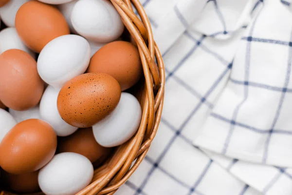 Işık Masasındaki Havlunun Üzerinde Tavuk Yumurtası Çiftlik Ürünleri Doğal Gıda — Stok fotoğraf