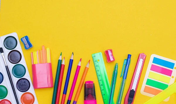 Kantoorartikelen Met Een Gele Achtergrond Diverse Schoolbenodigdheden Een Felgele Achtergrond — Stockfoto