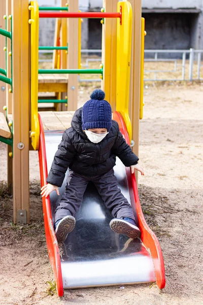 Ein Junge Mit Maske Auf Dem Spielplatz Gesundheit Coronavirus Medizinische — Stockfoto