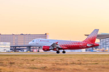 Gün batımında havaalanında uçak var. Uçuş iptal. Uçuş yasağı. Coronavirus. Pulkovo Havaalanı. Rusya, Saint Petersburg 22 Kasım 2019