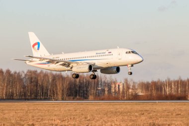 Havaalanında bir uçakla. Uçuş iptal edildi. Uçuş yasağı. Coronavirus. Rus Pulkovo havaalanı. Rusya, St. Petersburg, Pulkovo 'da resmi sonbahar mevsimi 22 Kasım 2019