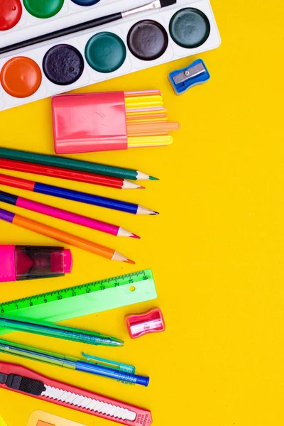 Kantoorartikelen Met Een Gele Achtergrond Diverse Schoolbenodigdheden Een Felgele Achtergrond — Stockfoto