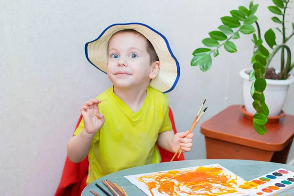 Chico Dibuja Con Pinturas Siéntate Casa Entrenamiento Remoto Clases Educativas —  Fotos de Stock