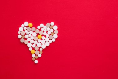 Coronavirus hapları. İnsan sağlığı. Coronavirus tedavisi hakkında makale. Kırmızı arka planda tabletler. Zatürree. Ölümcül bir hastalık. Coronavirüs