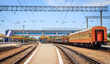 Simferopol tren istasyonu. Kırım 'da tatil. Yolculuk. Rusya 'dan Kırım' a giden tren. Kırım Taşımacılığı, Kırım, 06 Temmuz 2019
