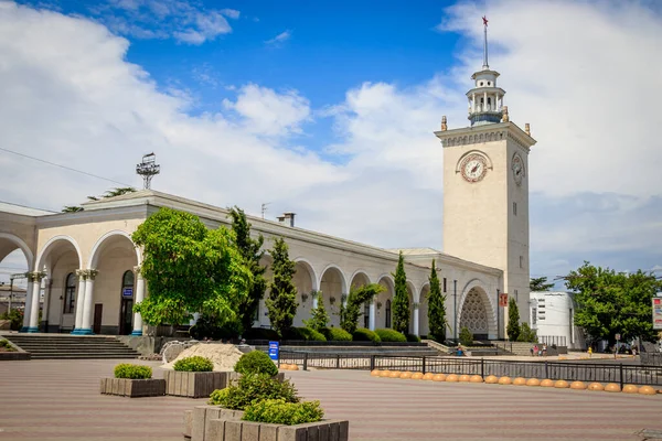 Simferopol tren istasyonu. Kırım 'da tatil. Yolculuk. Rusya 'dan Kırım' a giden tren. Kırım Taşımacılığı, Kırım, 06 Temmuz 2019