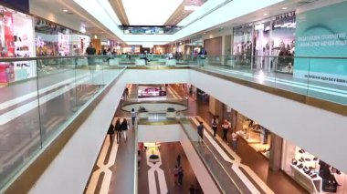 İnsanlar alışveriş merkezine gider. Marketten alışveriş. Malların seçimi. Karantinada bir alışveriş merkezini kapatmak. İnsanların tıkanıklığı. Halka açık. Rusya, St. Petersburg, 20 Ağustos 2019