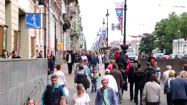Die Menschen gehen den Newski entlang. Eine große Menschenmenge in der Stadt. Stadtverkehr. Russland, St. Petersburg 25. Mai 2019 — Stockvideo