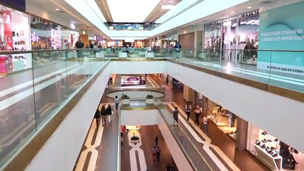 As pessoas vão ao centro comercial. Compras na loja. A escolha dos bens. A fechar um centro comercial em quarentena. Congestionamento de pessoas. lugar público. Rússia, São Petersburgo, 20 de agosto de 2019 — Vídeo de Stock