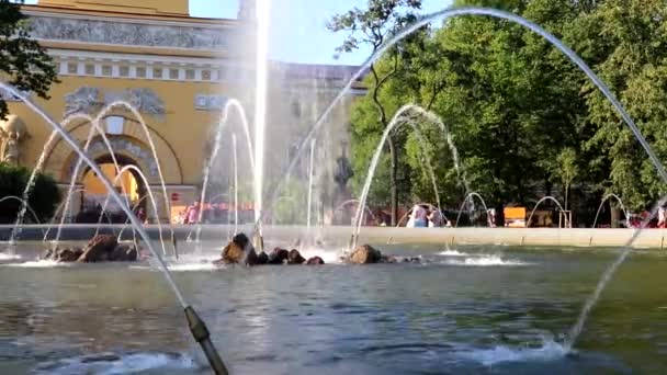 St. Petersburg 'daki Deniz Kuvvetleri Çeşmesi. Şehir çeşmesi. Şehrin yaz dekorasyonu. Neva 'daki şehir. St. Petersburg manzarası. Rusya, 20 Ağustos 2019 — Stok video