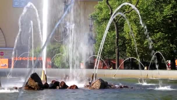 Admiraliteitsfontein in St. Petersburg. Een stadsfontein. Zomer decoratie van de stad. Stad op de Neva. Bezienswaardigheden van St. Petersburg. Rusland, 20 augustus 2019 — Stockvideo