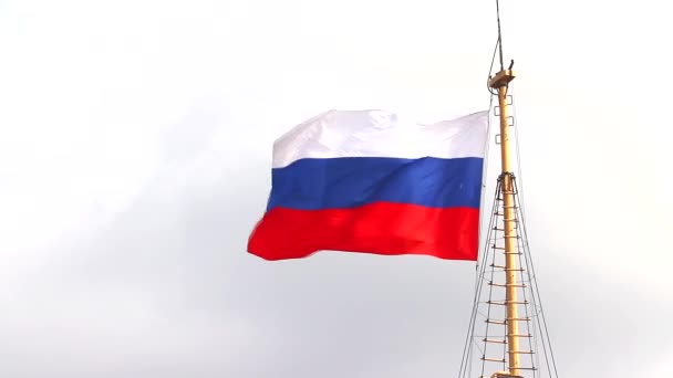 A bandeira da Rússia está se desenvolvendo ao vento. Bandeira no fundo do céu. Tempo nublado. O vento está a desenvolver uma bandeira. . — Vídeo de Stock
