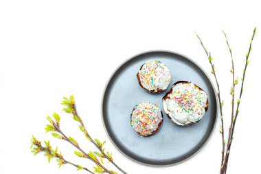 Gri tabakta paskalya pastası. Dini bayram. Metnin altına yerleştir. Paskalya bayrağı. Sandviçin üzerinde krema var. Tatil pastası..