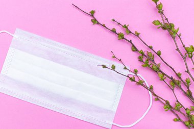 Tıbbi maske ve dal. Sağlıklı bir gelecek için umut. Coronovirus bitti. Tıp hakkında makale. İnsan sağlığı. Zatürree, koruma ve tedavi. Solunum koruması. Dal