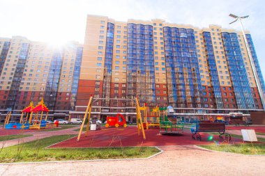 Koronovirüs yüzünden kapalı bir oyun alanı. Çok katlı bir binanın avlusunda oyun parkı. Sağlık hizmetleri. Evinde otur. Yürüyemezsin. Çocuk parkında bulundu. Rusya, St. Petersburg 21 Nisan 2020