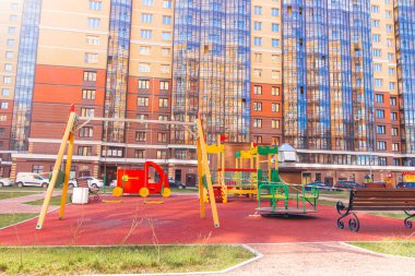 Koronovirüs yüzünden kapalı bir oyun alanı. Çok katlı bir binanın avlusunda oyun parkı. Sağlık hizmetleri. Evinde otur. Yürüyemezsin. Çocuk parkında bulundu. Rusya, St. Petersburg 21 Nisan 2020