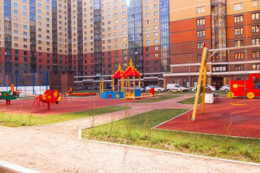 Koronovirüs yüzünden kapalı bir oyun alanı. Çok katlı bir binanın avlusunda oyun parkı. Sağlık hizmetleri. Evinde otur. Yürüyemezsin. Çocuk parkında bulundu. Rusya, St. Petersburg 21 Nisan 2020