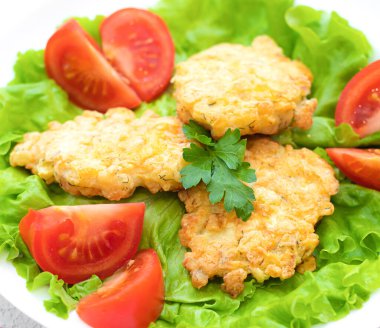 Marul yaprakları üzerinde doğranmış tavuk köftesi. Fırında tavuk pirzolası. Beslenme yemeği. Menü için yiyecek vurma kavramı. Restoranın yemeği. Güzel yemek servisi..