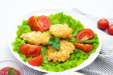 Marul yaprakları üzerinde doğranmış tavuk köftesi. Fırında tavuk pirzolası. Beslenme yemeği. Menü için yiyecek vurma kavramı. Restoranın yemeği. Güzel yemek servisi. Akşam yemeği