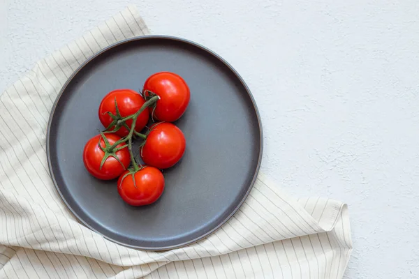 Помидоры Ветке Тарелке Овощи Статья Здоровой Пище Красные Овощи Спелые — стоковое фото