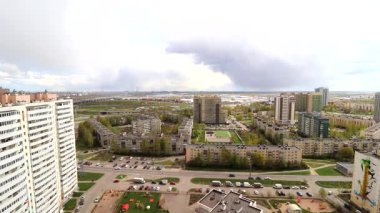 Şehir yolları ve evleri görünüyor. Yerleşim bölgeleri. Kenar mahalleler. Yaz şehri manzarası. KAD. Çevre yolu. Arabaların hareketi. Rusya, St. Petersburg 13 Mayıs 2020