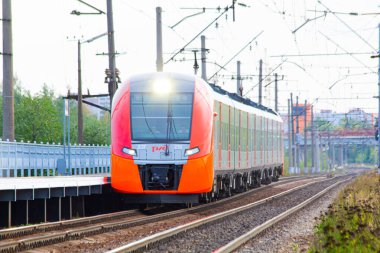 Elektrikli tren kırlangıcı platforma yaklaşıyor. Toplu taşıma. Trenlerin iptali. Işınlamada azalma. Yolcu vagonu. Rus demiryolu. Rusya Eski Mozino 11 Ağustos 2019