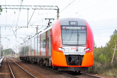 Elektrikli tren kırlangıcı platforma yaklaşıyor. Toplu taşıma. Trenlerin iptali. Işınlamada azalma. Yolcu vagonu. Rus demiryolu. Rusya Eski Mozino 11 Ağustos 2019