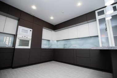 Modern siyah beyaz mutfak. Mutfak iki renk ve dahili sapları var. Baskıdan kapılar açılıyor. İç mekan. Rusya, St. Petersburg 21 Nisan 2020
