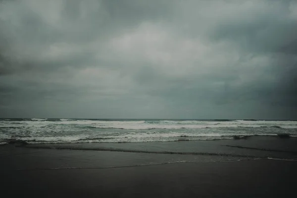 海岸線に海の波 — ストック写真