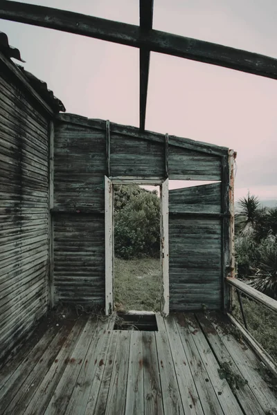 Cabaña abandonada en la costa — Foto de Stock