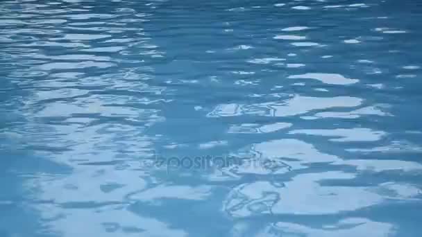 Eau bleue dans la piscine. Texture vidéo abstraite . — Video