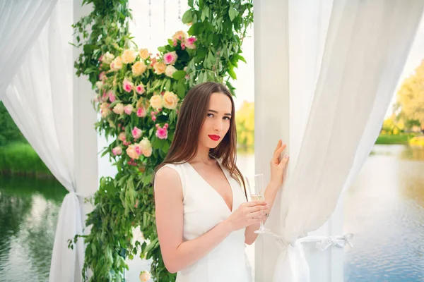 Hermosa mujer en vestido blanco — Foto de Stock