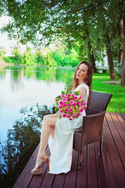 Belle femme en robe blanche — Photo