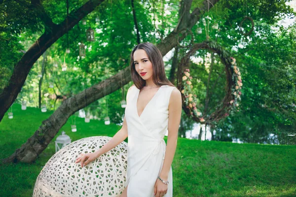 Hermosa mujer en vestido blanco — Foto de Stock