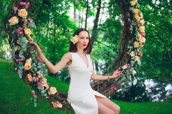 Красивая женщина в белом платье — стоковое фото