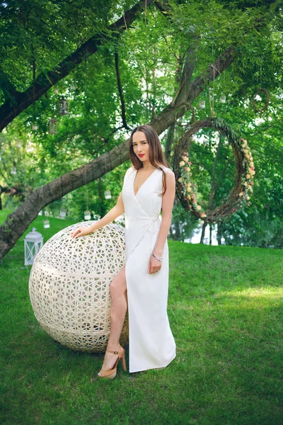 Hermosa mujer en vestido blanco — Foto de Stock