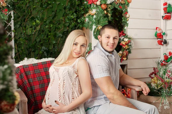 Pregnant woman with her husband in New Year — Stock Photo, Image