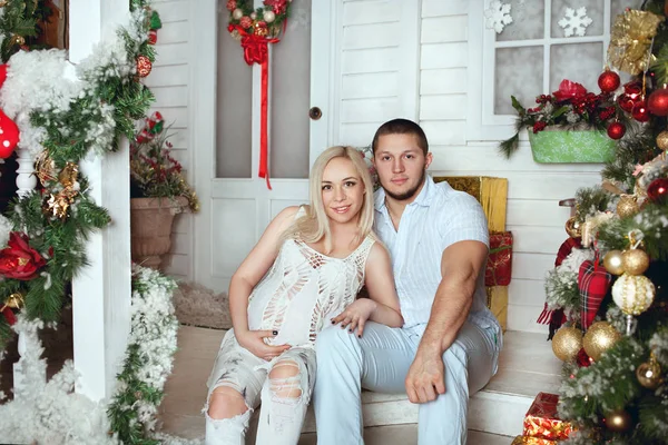 Mujer embarazada con su marido en Año Nuevo —  Fotos de Stock