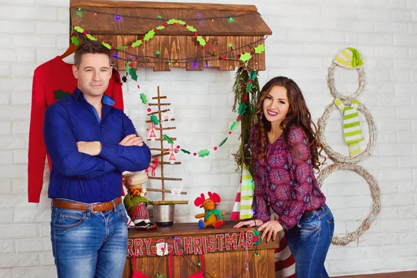 Joven hermosa pareja caucásica en el fondo de la habitación decorada de Navidad —  Fotos de Stock