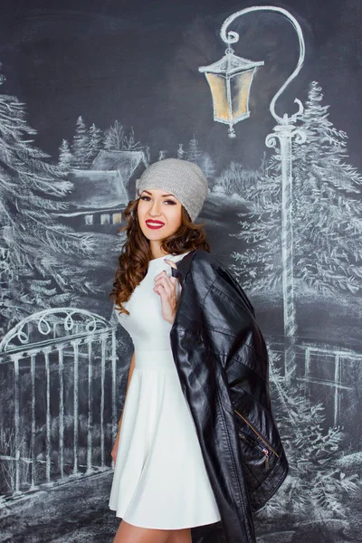 冬を図面の背景に若い白人美女 — ストック写真